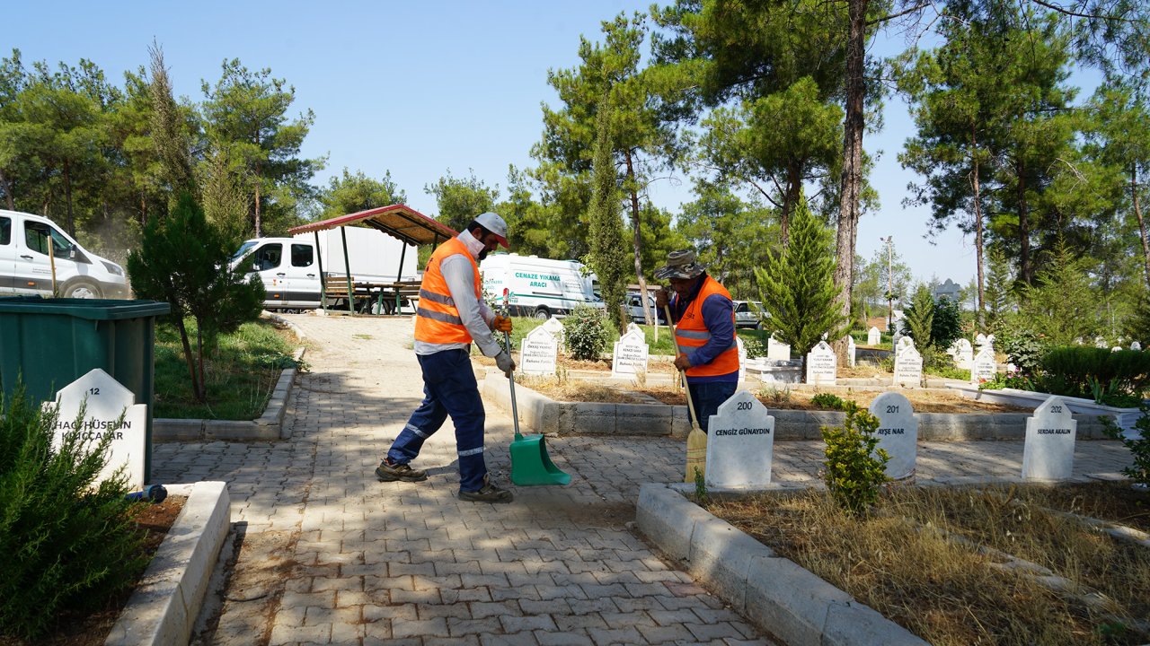 Büyükşehir Mezarlıklarda Bakım ve Düzenleme Çalışmalarını Sürdürüyor