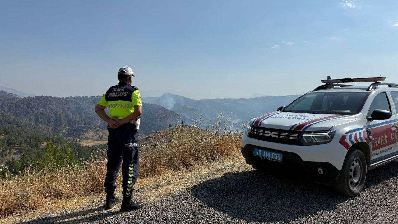 Kahramanmaraş'ta trafik jandarması sürücüleri tek tek uyardı