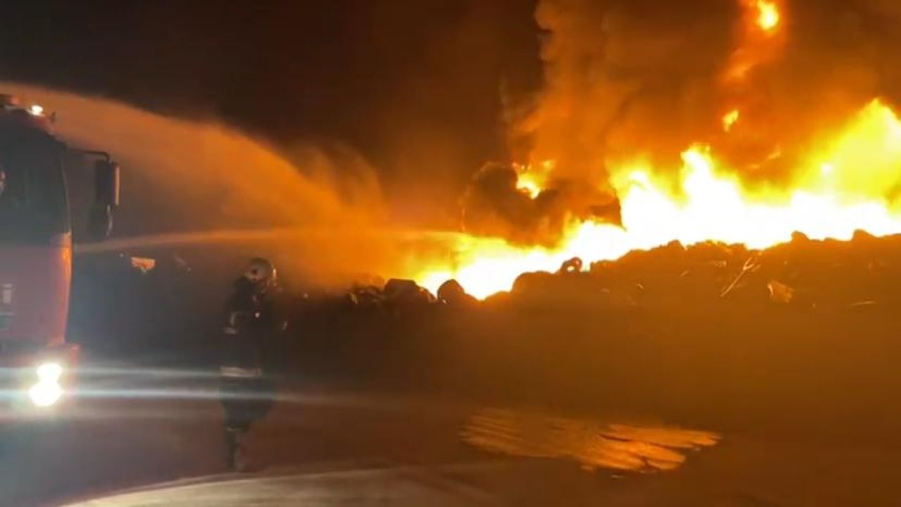 Elbistan’da hurda lastik yangını geceyi gündüze çevirdi