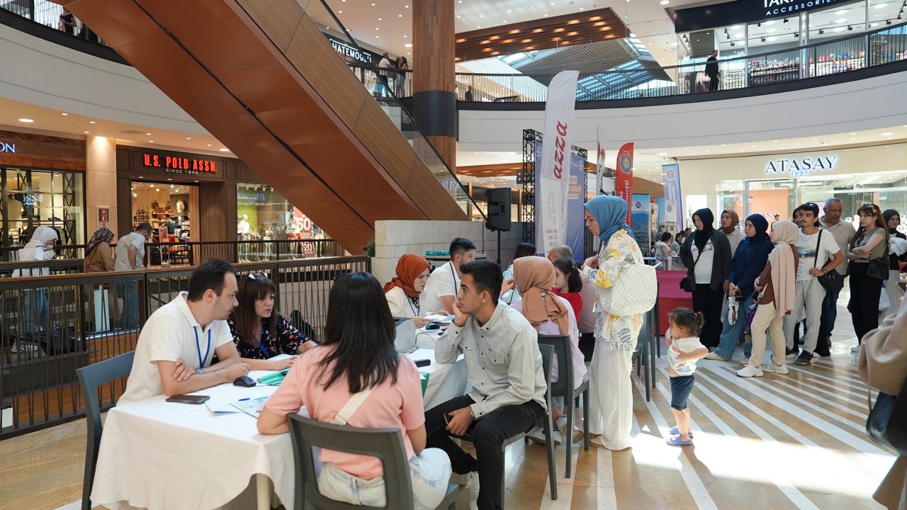 Üniversite Yolunda Büyükşehir Gençlerin Yanında