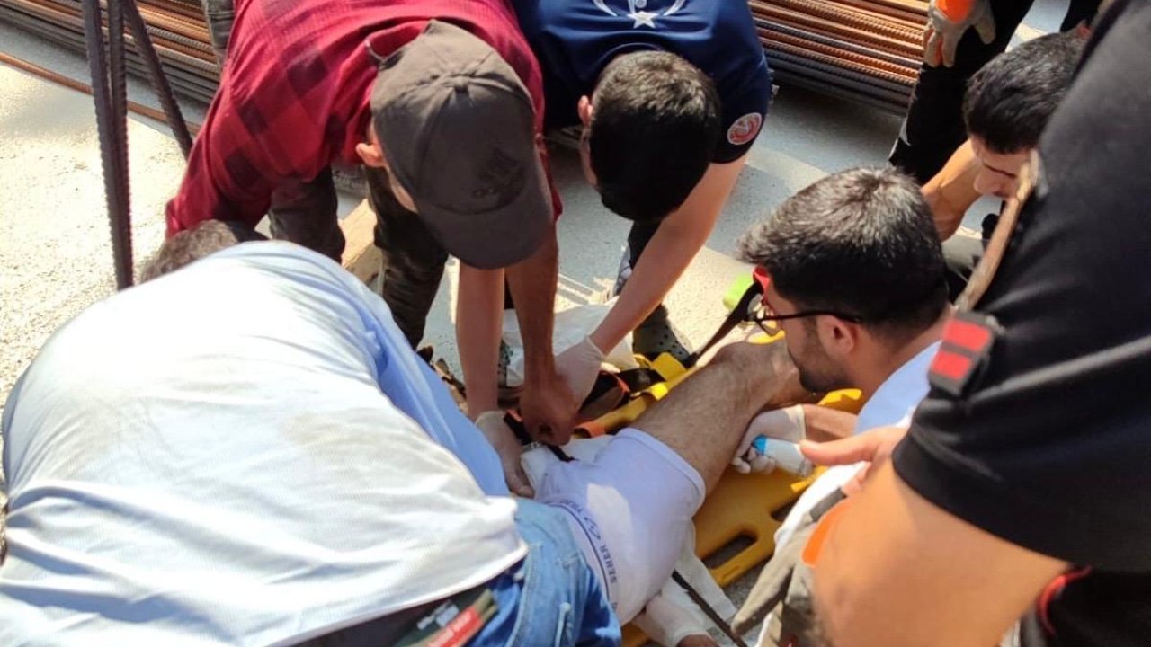 Vinçten kayan demir çubuk işçinin bacağına saplandı