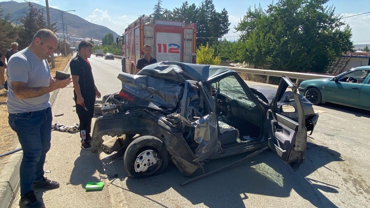 Elbistan‘da tırın çarptı otomobil hurdaya döndü: 2 yaralı