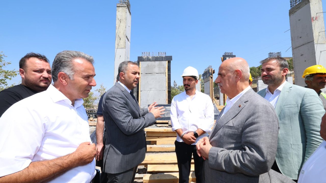 Kirişci ve Toptaş, Kale Gençlik Merkezi inşaatında incelemelerde bulundu