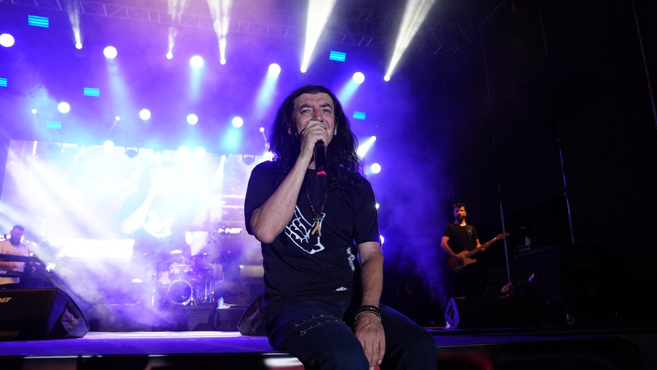 Murat Kekilli Ağustos Fuarı’nda sahne aldı, KAFUM dev bir koroya dönüştü