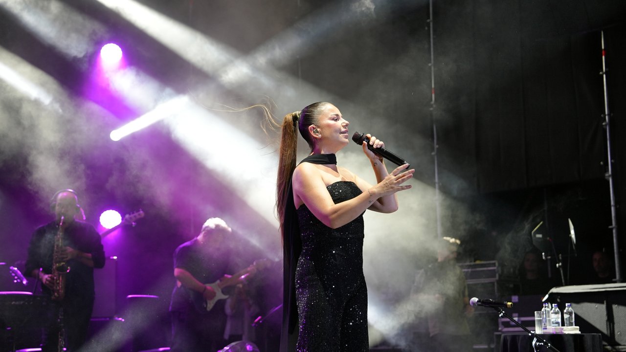 Fuarın zirve gecesi; Merve Özbey sahneye damga vurdu