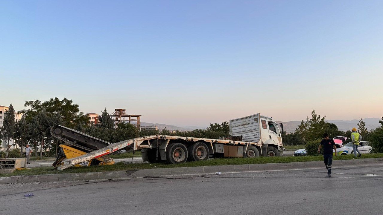Kahramanmaraş'ta freni patlayan tır ile otomobil çarpıştı: 2 yaralı