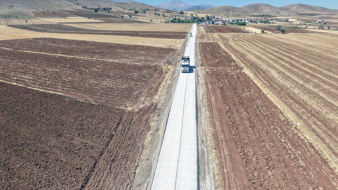 Kahramanmaraş Büyükşehir’den Ekinözü kırsalına yol yatırımı