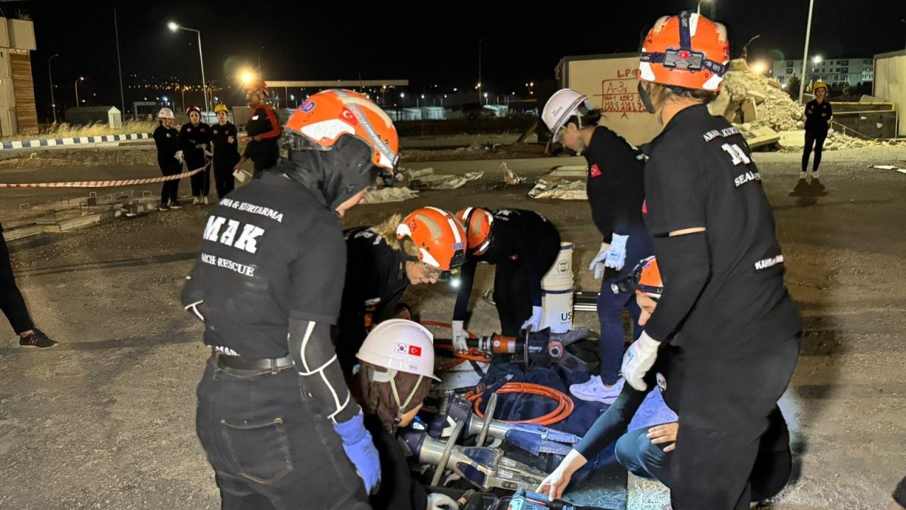 Kahramanmaraş’ta Bacıyan Arama Kurtarma Ekibi ile Enkaz Tatbikatı