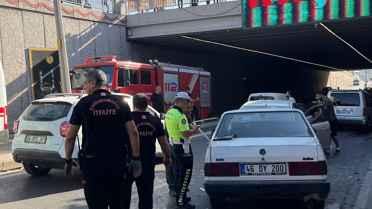 Kahramanmaraş’ta iki otomobil kafa kafaya çarpıştı: 1’i ağır 3 yaralı