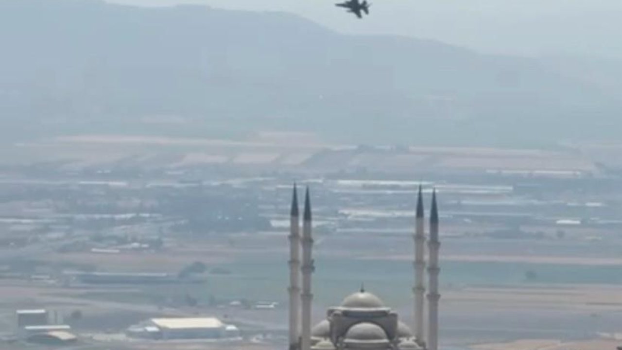 Kahramanmaraş’ta savaş uçakları Dünyan’nın en büyük Türk Bayrağı için havalandı