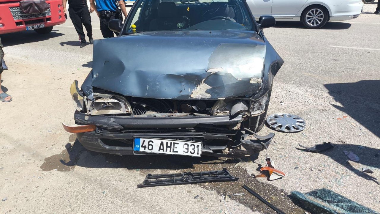 Kahramanmaraş’ta iki otomobil çarpıştı: 5 yaralı
