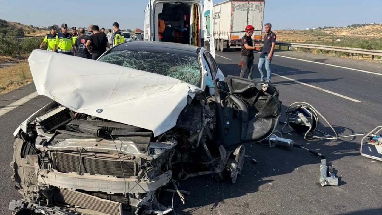 Otobanda otomobiliyle bariyerlere çarptı: 1 ölü