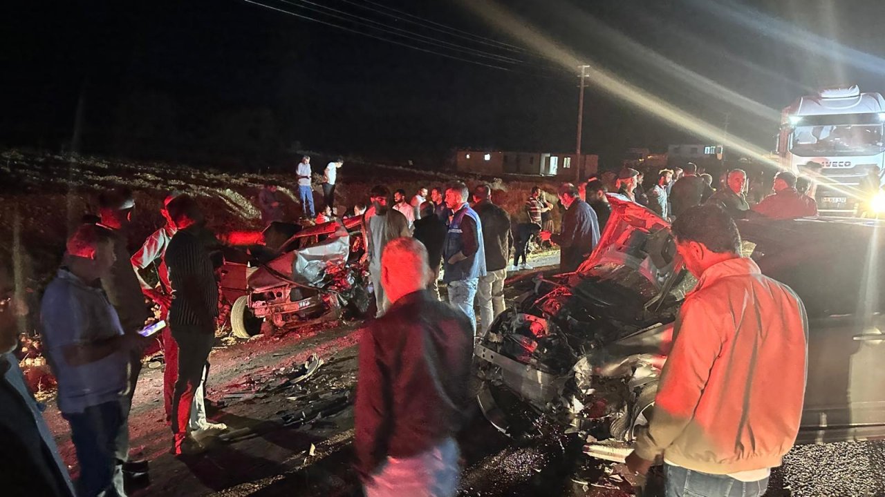 Kahramanmaraş’ta iki otomobil kafa kafaya çarpıştı: 5 yaralı