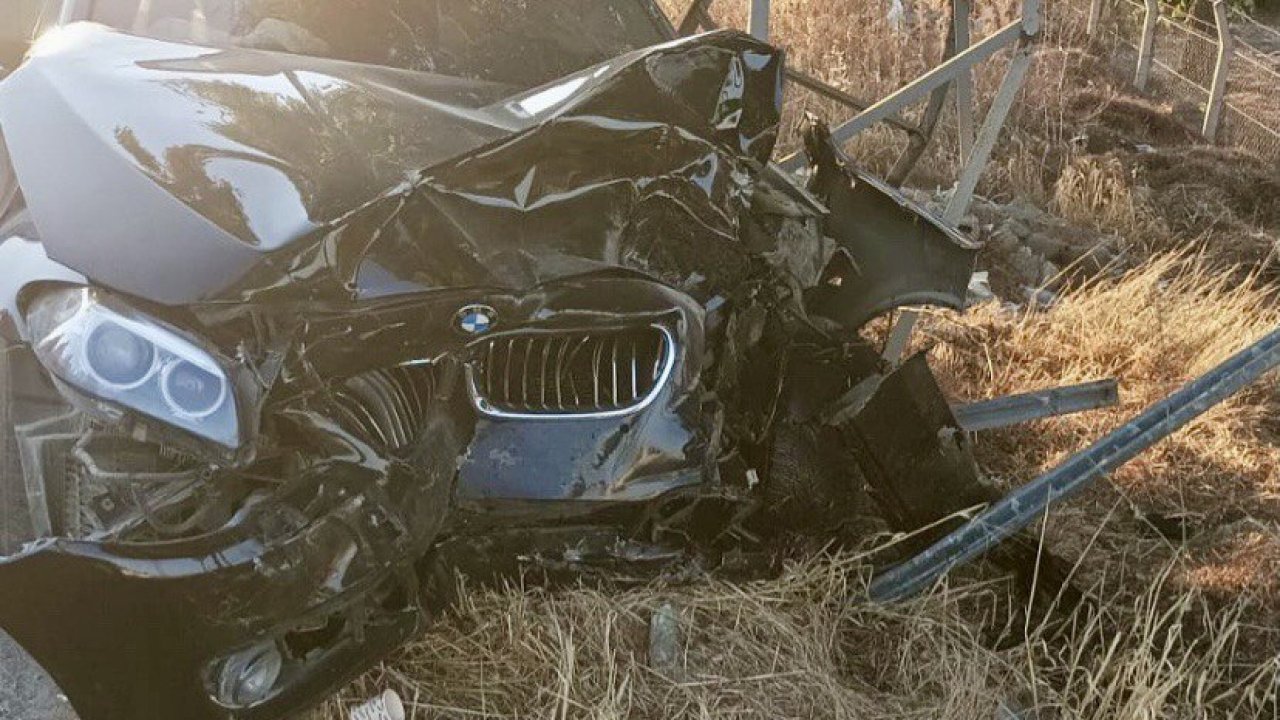 Kahramanmaraş’ta lüks otomobil elektrik direğe çarptı: 1 yaralı