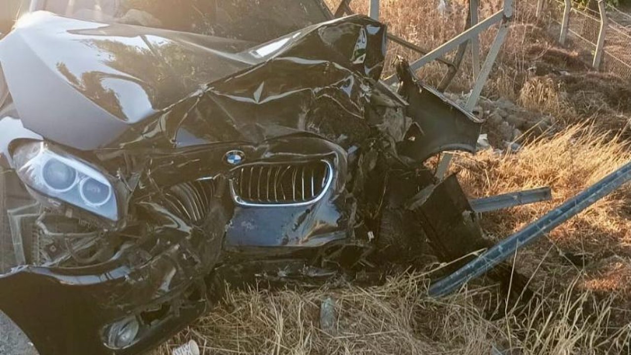 Kahramanmaraş’ta lüks otomobil elektrik direğine çarptı: 1 yaralı