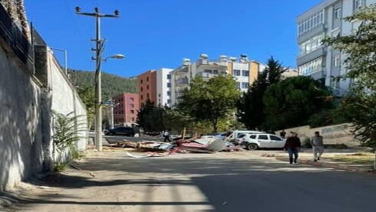 Kahramanmaraş'ta Şiddetli rüzgar çatıları uçurdu elektrik direklerini devirdi