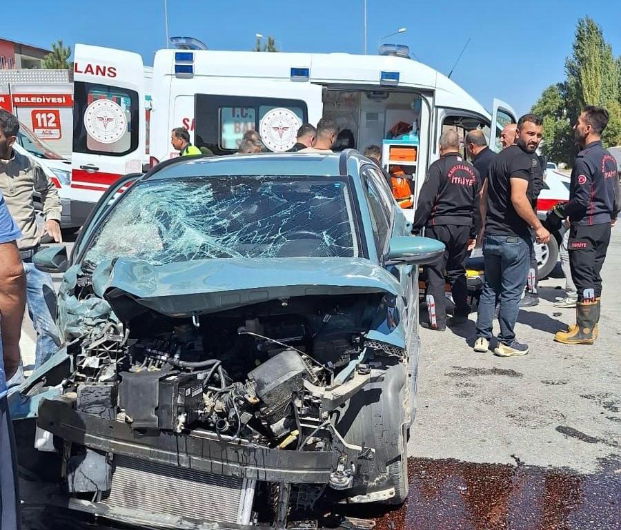 Kahramanmaraş’ta otomobil ile tır çarpıştı: 2 yaralı