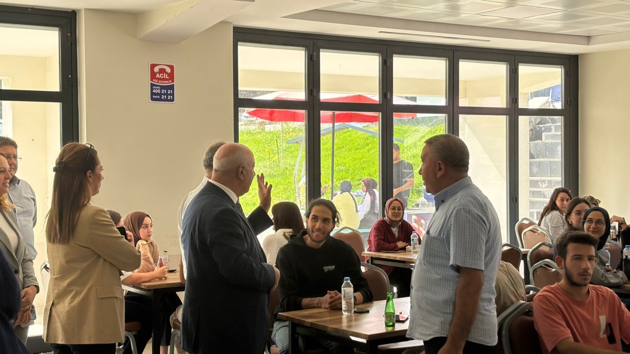 Rektör Bakan, Yeni Dönemin İlk Gününde Öğrencilerle Bir Araya Geldi