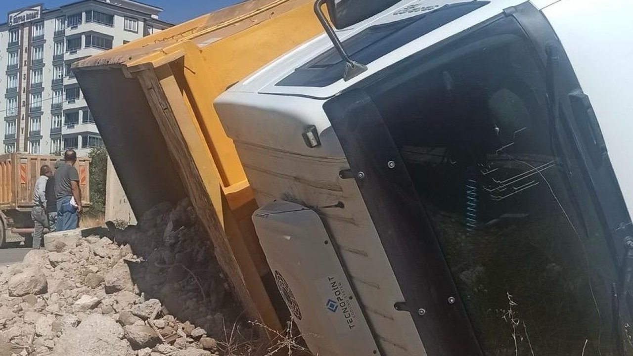 Kahramanmaraş’ta hafriyat yüklü kamyon devrildi: 1 yaralı