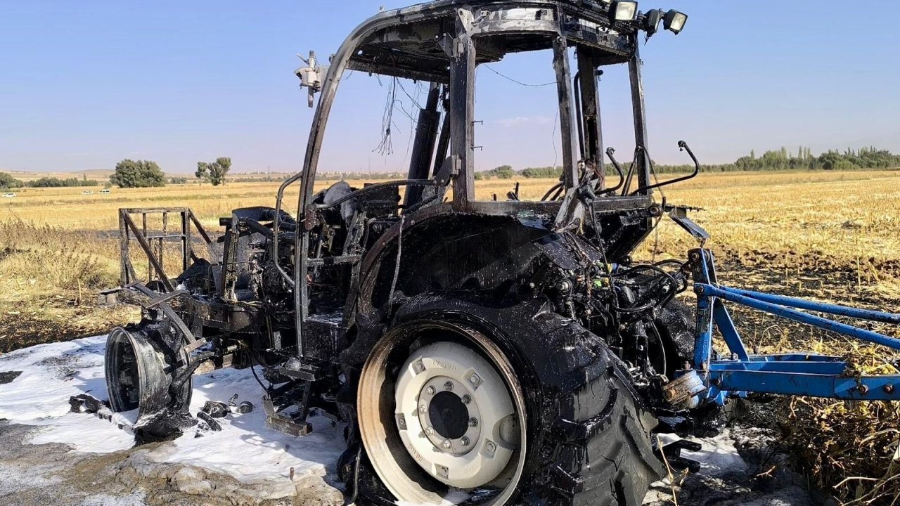 Elbistan’da traktör demir yığınına döndü