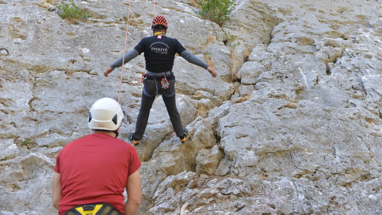 Büyükşehir İtfaiyesi’nden Dağcılık ve Yüksekten Kurtarma Eğitimi