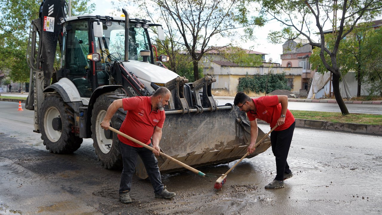 Büyükşehir’den Yağış Sonrası Yoğun Temizlik Çalışması