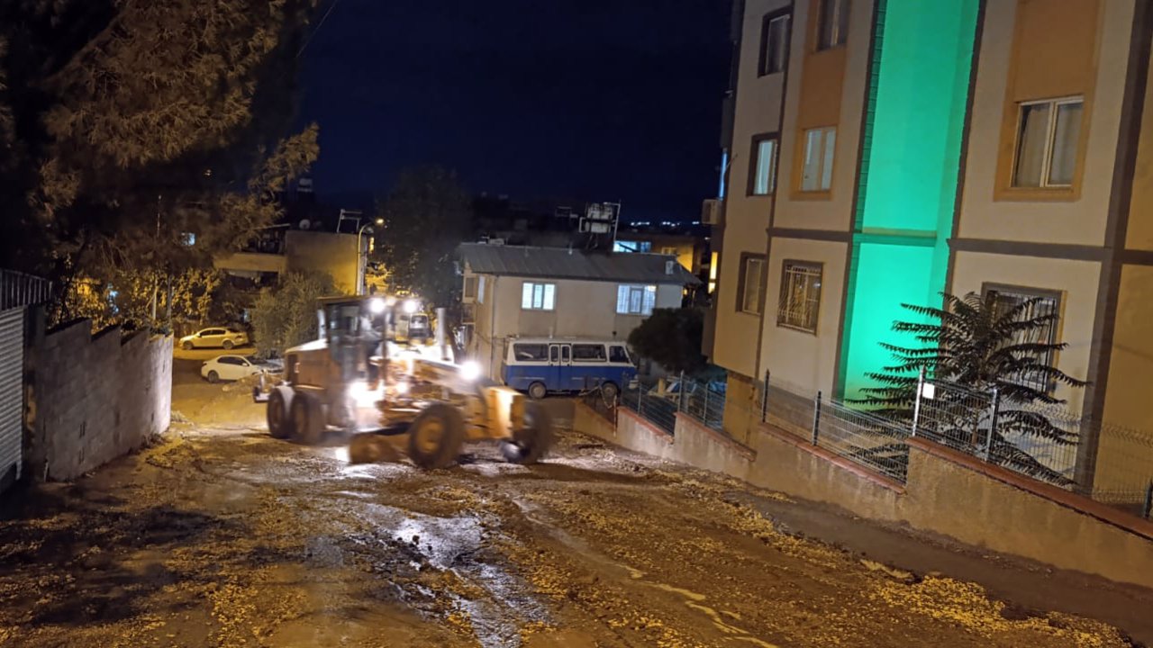 Büyükşehir’den Yağış Sonrası Gece Boyu Yoğun Mesai