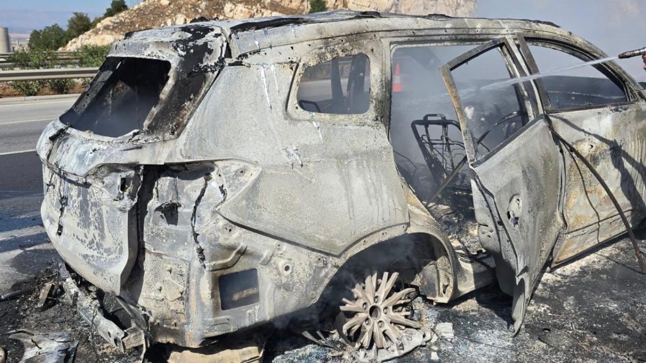 Kahramanmaraş’ta seyir halindeki otomobil alev topuna döndü.