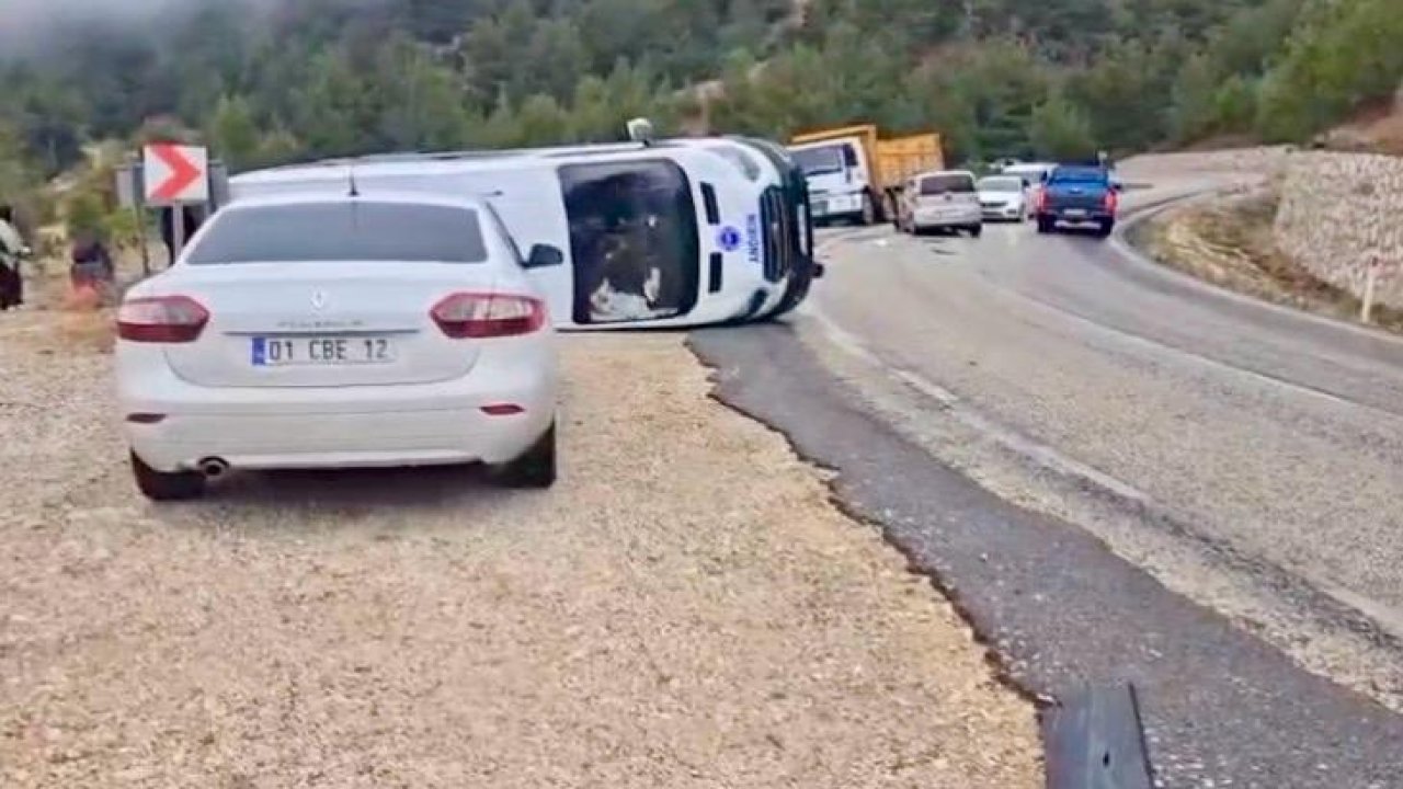 Kahramanmaraş’ta hafif ticari araç ile çarpışan yolcu minibüsü devrildi: 3 yaralı