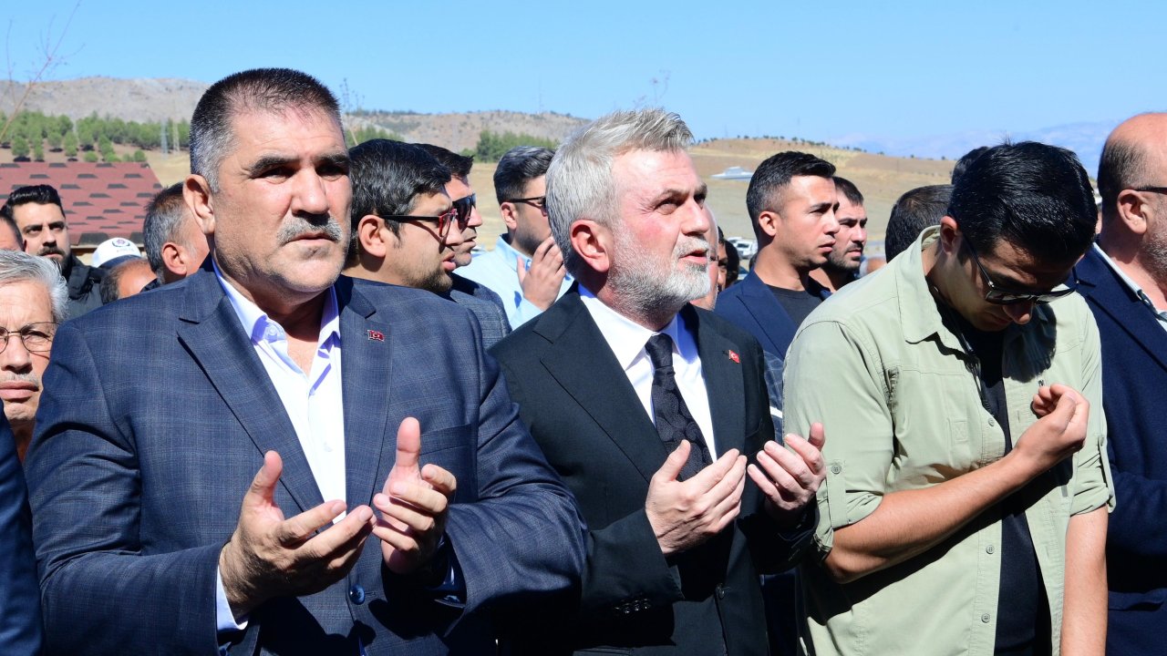 Türkoğlu Belediye Başkanı Mehmet Karaca’nın Annesi Son Yolculuğuna Uğurlandı