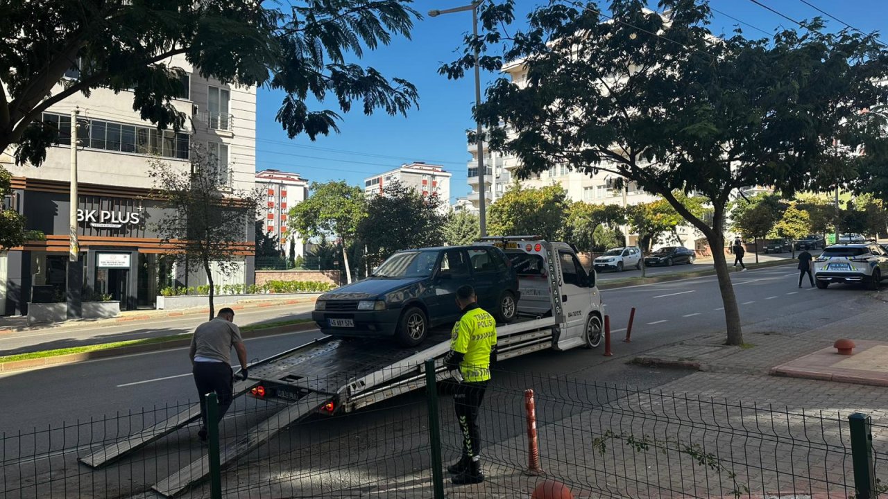 Yerinden kımıldamadı polisi alarma geçirdi
