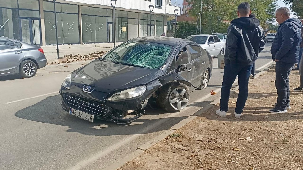 Afşin’de kontrolden çıkan otomobil refüje çarptı