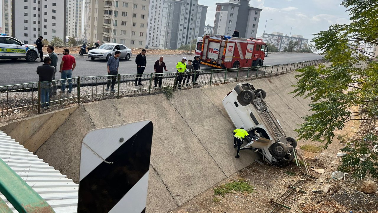 Kahramanmaraş’ta otomobil ile çarpışan hafif ticari araç kanala düştü: 1 yaralı