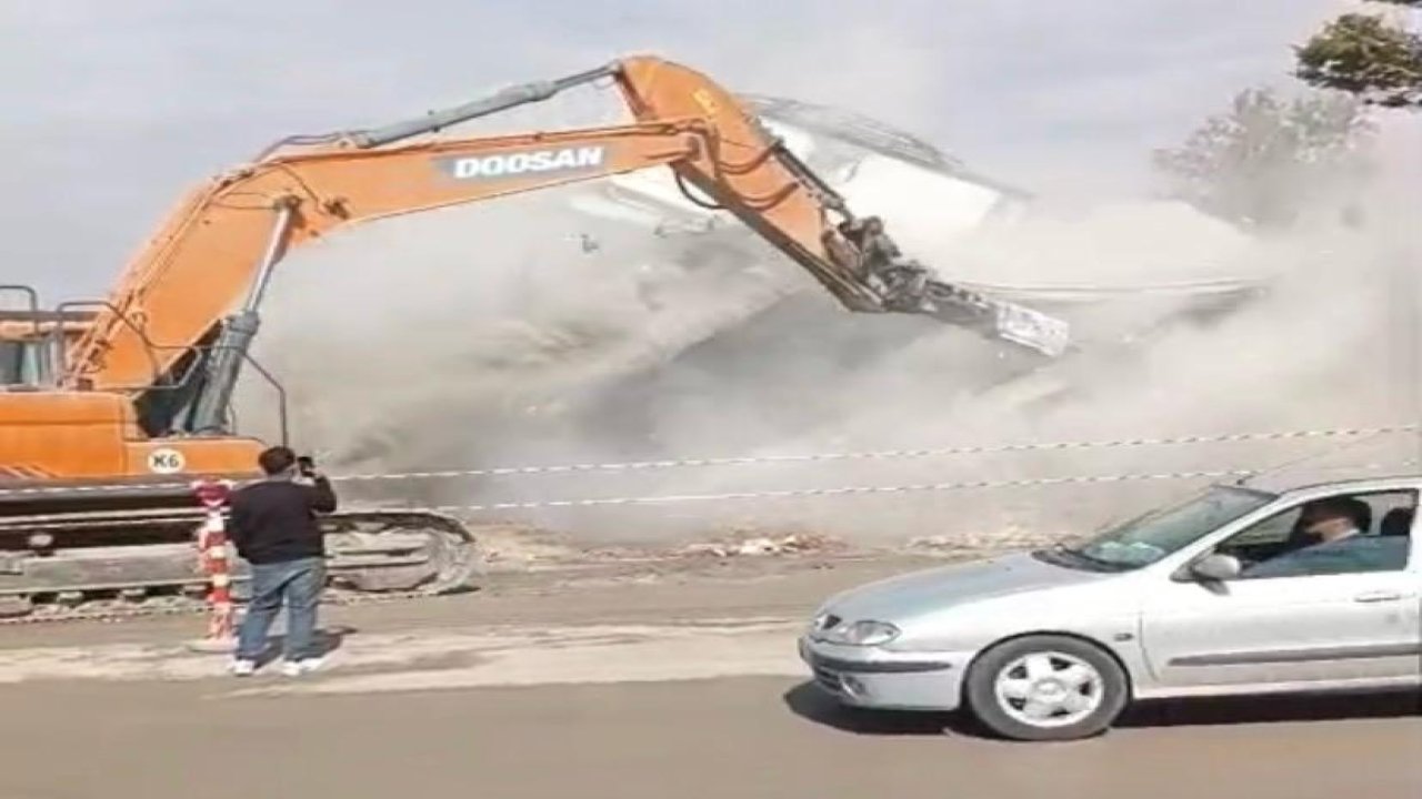 Elbistan’da kontrollü yıkım kontrolden çıktı: Facia kıl payı atlatıldı