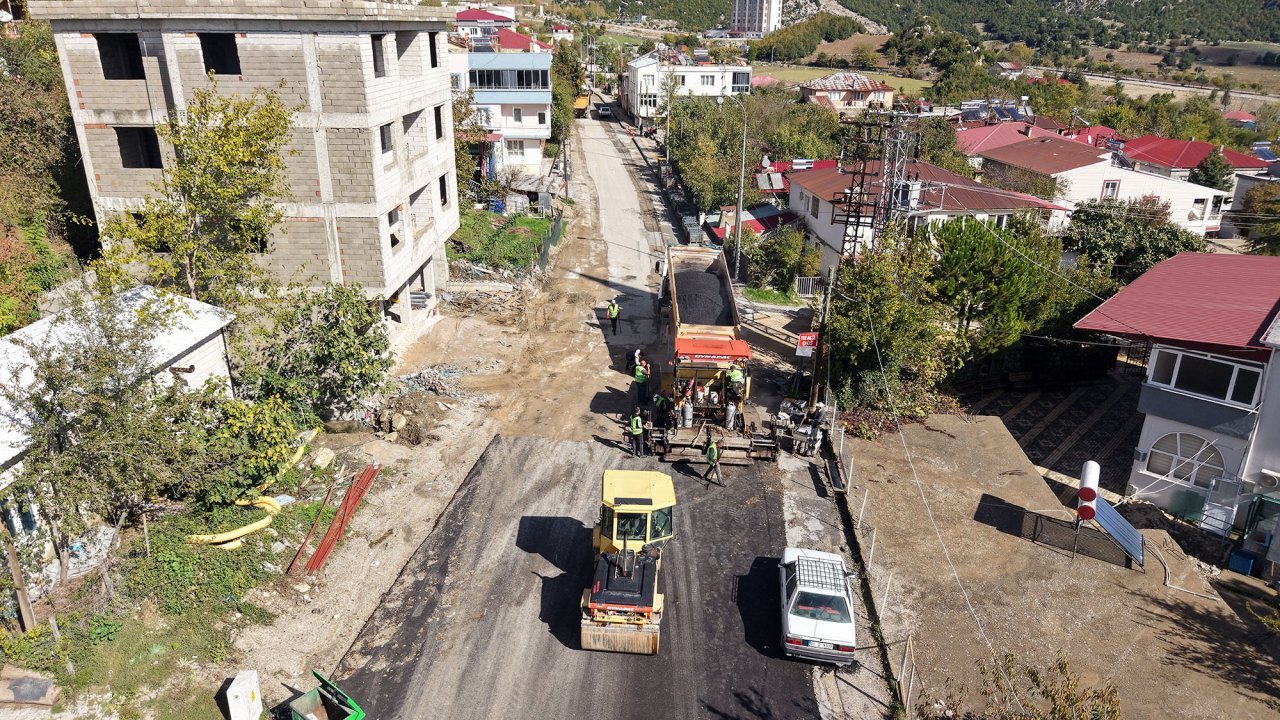 Büyükşehir, Andırın’da 2 Kilometrelik Arteri Sıcak Asfaltla Kaplıyor
