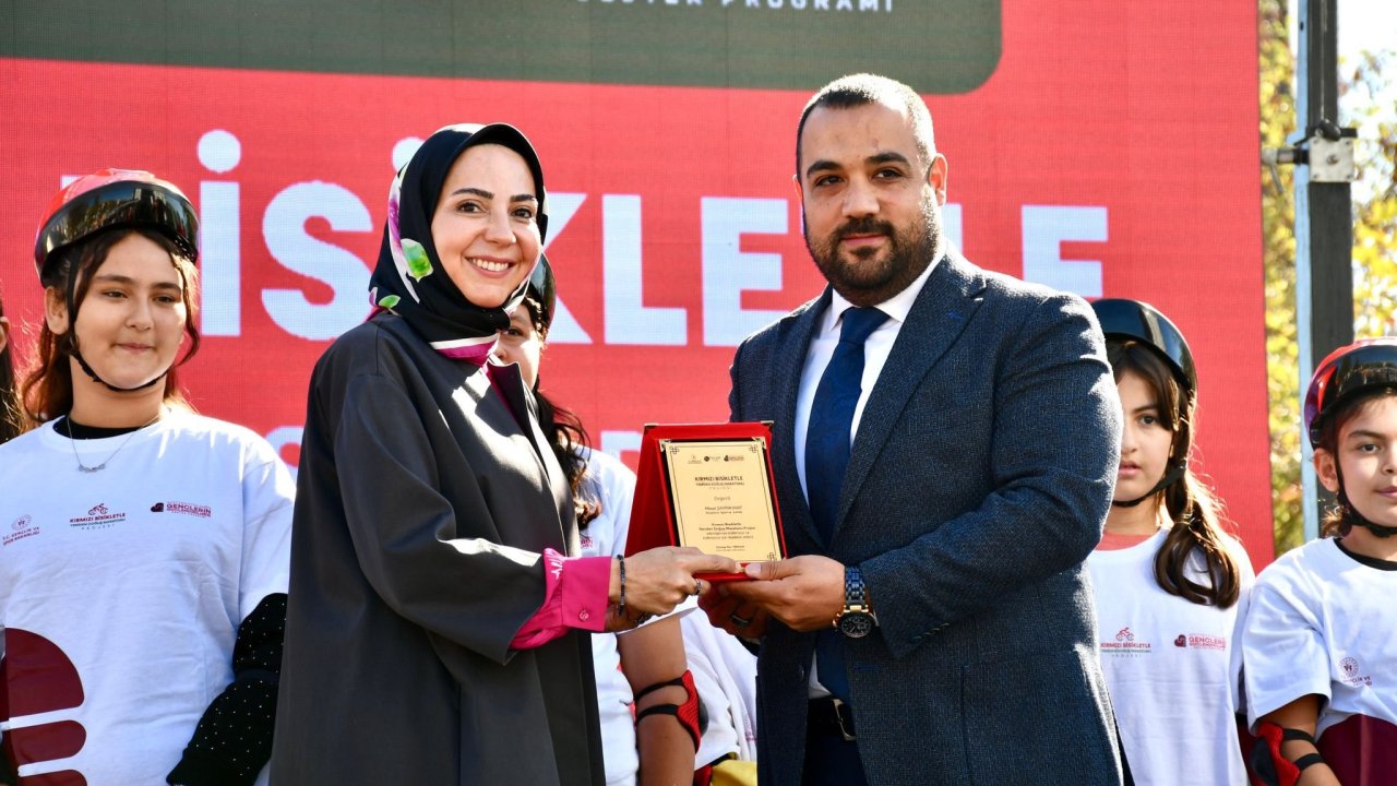 Hayırsever İş İnsanı Mesut Şahinkanat’a “Anlamlı Plaket