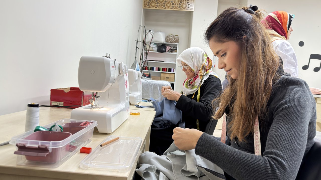 KAMEK’in Giyim Atölyesinde Kadın Eliyle Üretim ve Dönüşüm