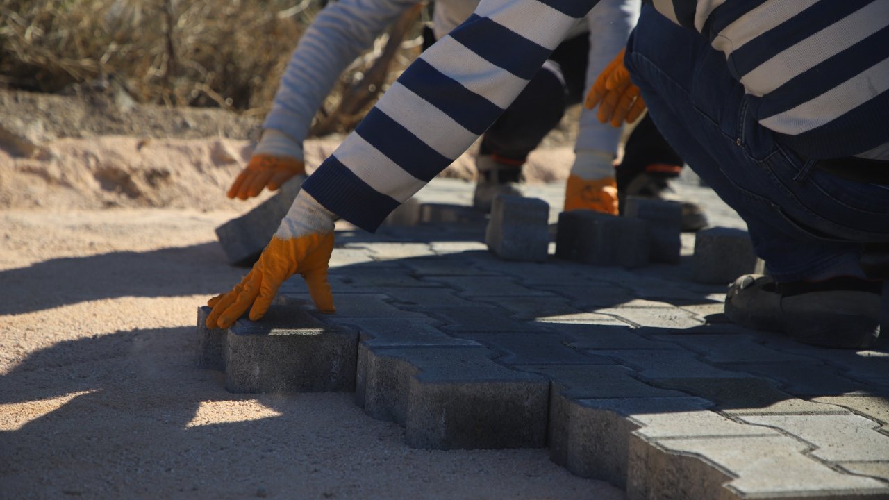 Dulkadiroğlu Kozludere’nin Yolları Kilit Parke ile Yenileniyor