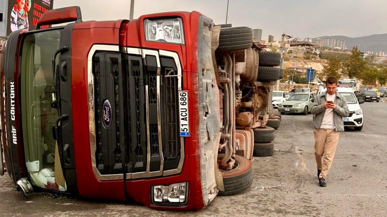 Kahramanmaraş’ta balya yüklü tır devrildi: 1 yaralı