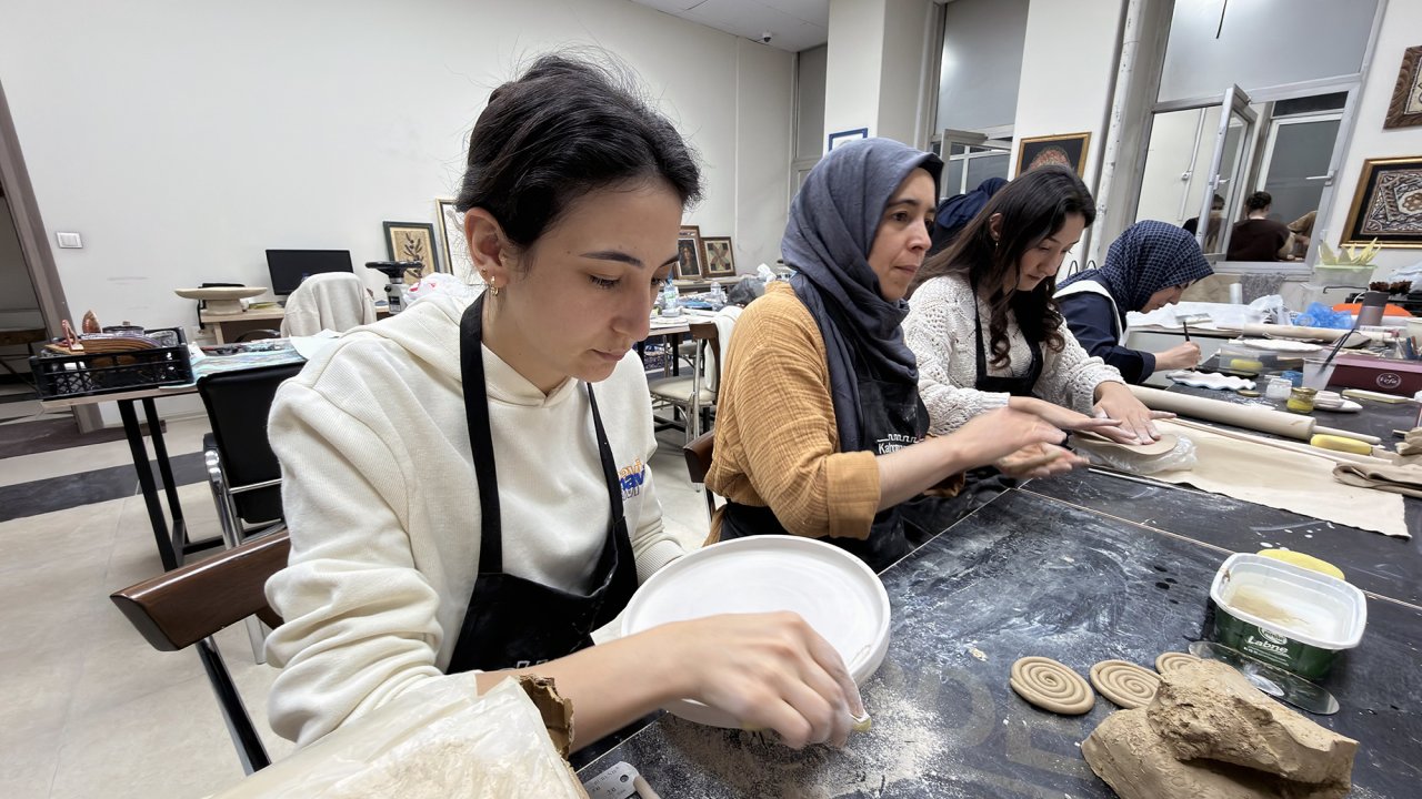 KAMEK Seramik Atölyesinde Kursiyerler Kendi Eserlerini Üretiyor