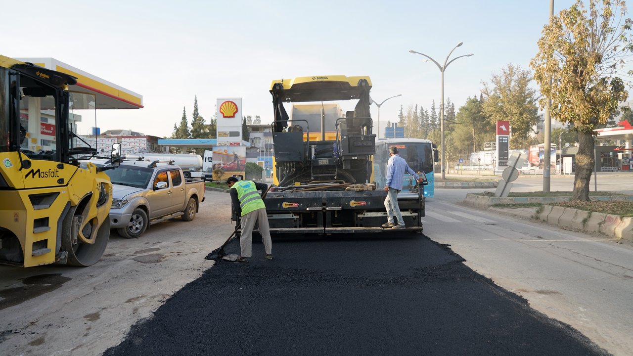 Kahramanmaraş’ta asfalt onarım ekibi, çalışmalarına yeni bir nokta daha ekledi