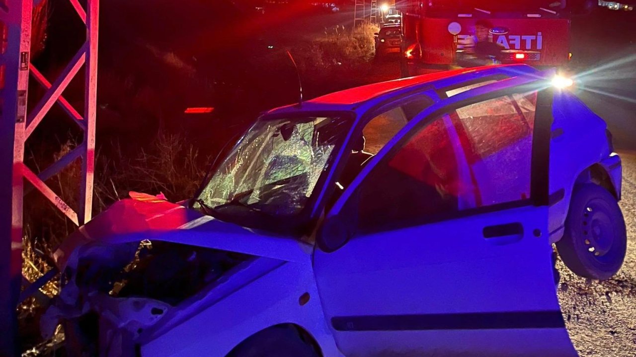 Afşin’de otomobil elektrik direğine çarptı: 1 yaralı