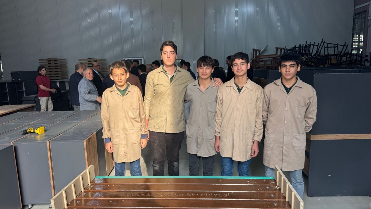 Meslek Lisesi Öğrencileri   Bank ve Piknik Masası Üretiyor