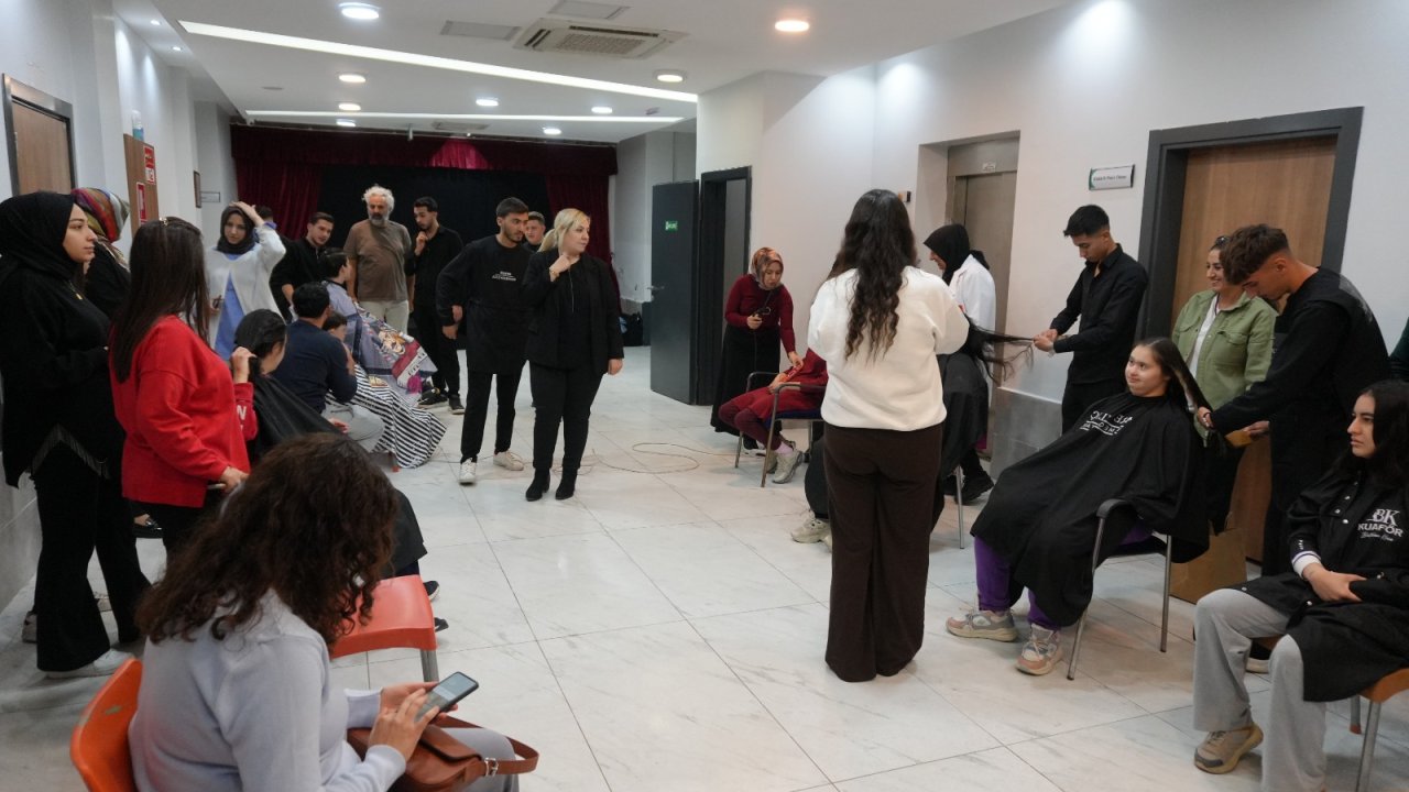 Kavlaklı MESEM Öğrencilerinden Down Sendromlu Çocuklara Saç  Bakım Hizmeti