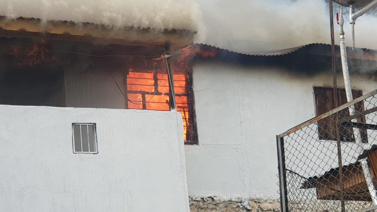 Andırın’da Müstakil Evde Yandı kül oldu