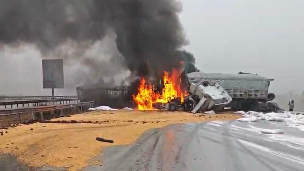 Kahramanmaraş-Gaziantep yolunda 3 tır alev alev yandı