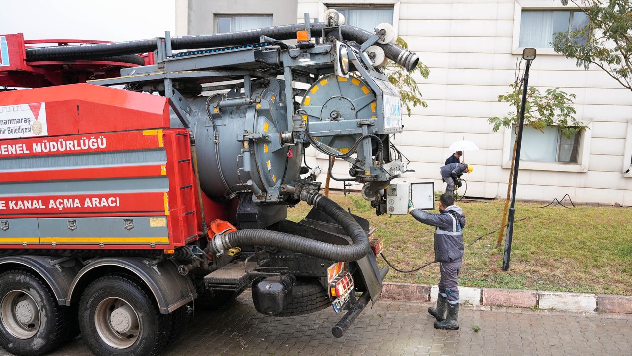 KASKİ Sahada; Sağanak Yağışın İzleri Bir Bir Siliniyor