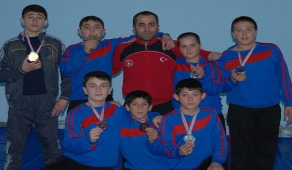 GÜREŞÇİLER MADALYA İLE DÖNDÜ