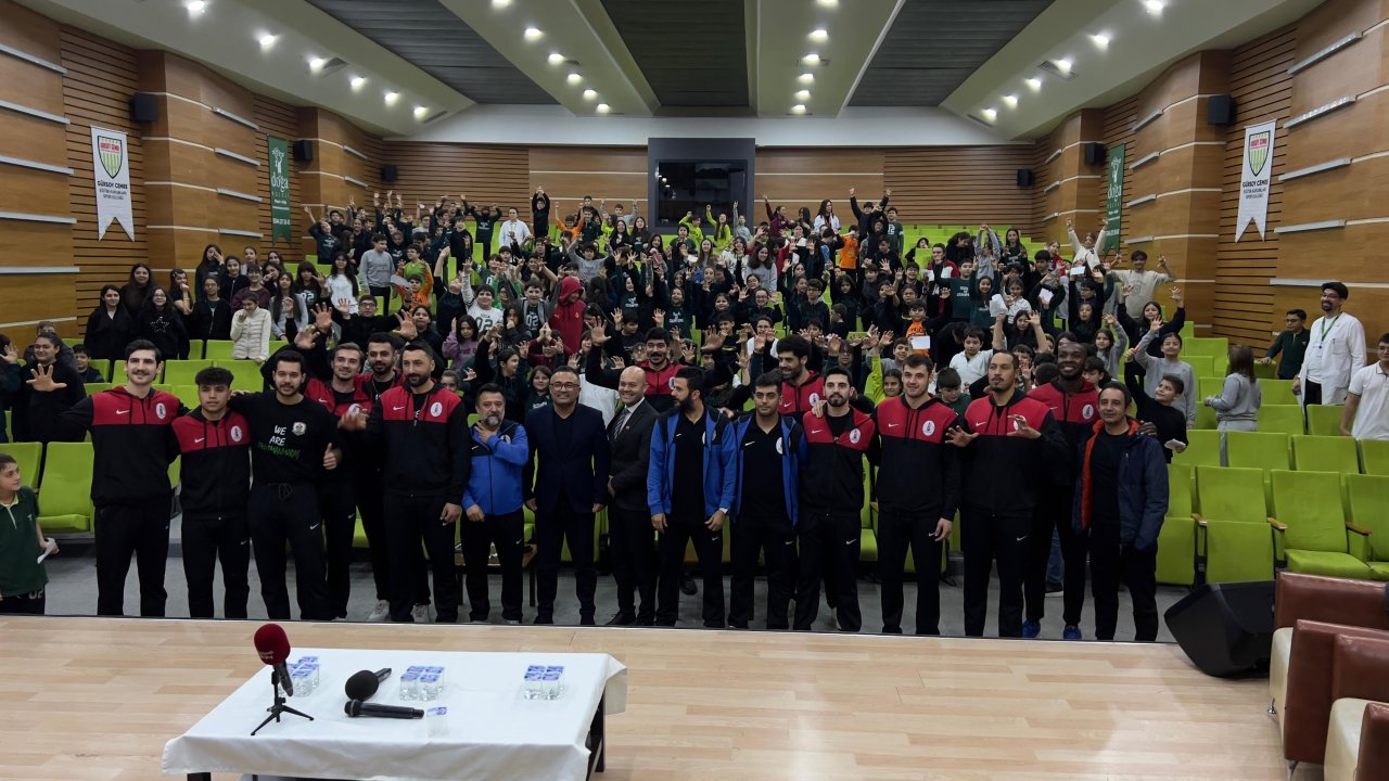 Onikişubat Belediyespor’un voleybolcuları, Kahramanmaraşlı gençlere ilham oluyor