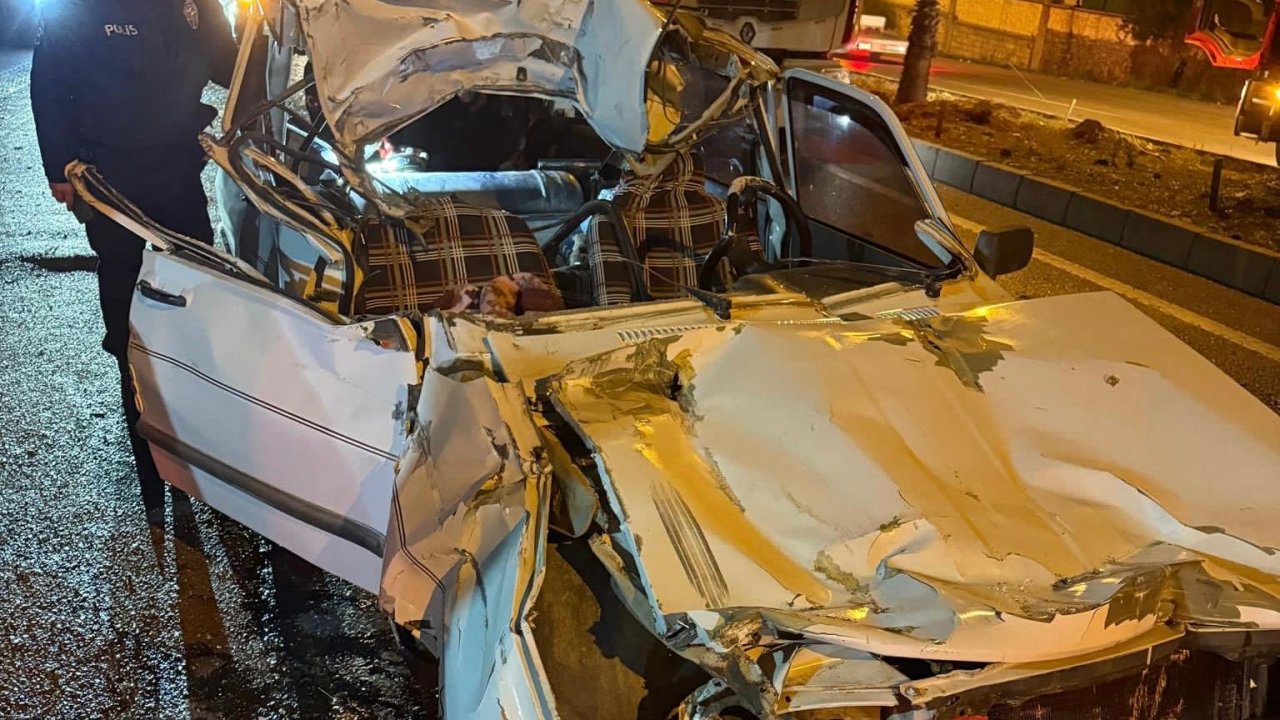 Kahramanmaraş’ta tıra arkadan çarpan otomobil paramparça oldu